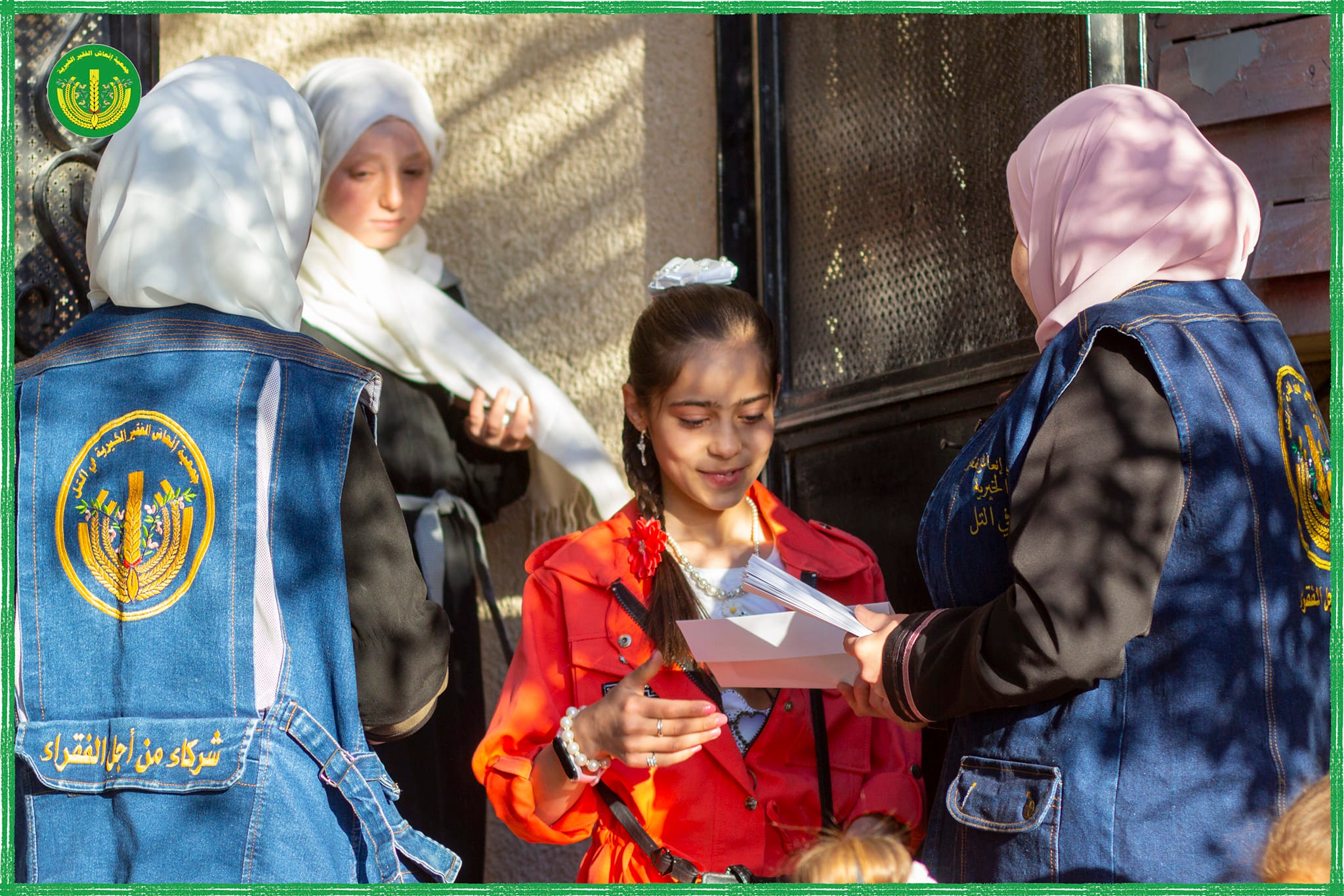 توزيع عيديات للأطفال بعد صلاة العيد 😍